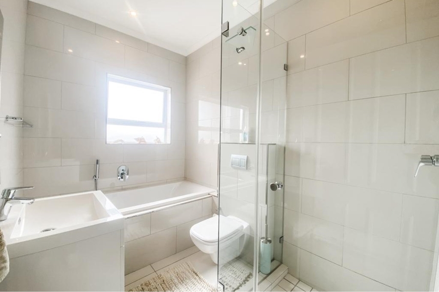 To Let 4 Bedroom Property for Rent in Parklands North Western Cape